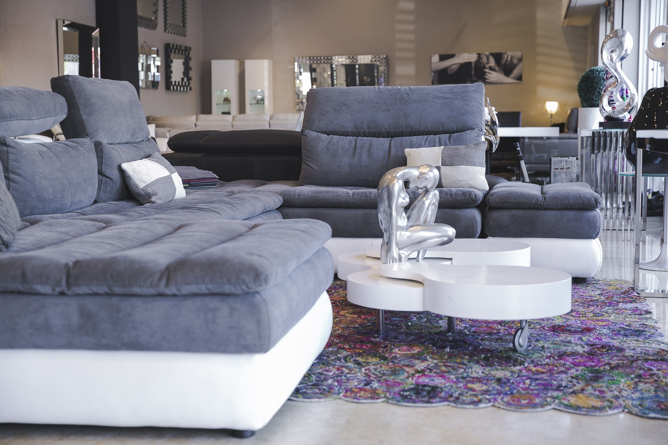 Сеть французской мебели Home Salons в честь открытия предлагает кожаные диваны по цене тканевых
