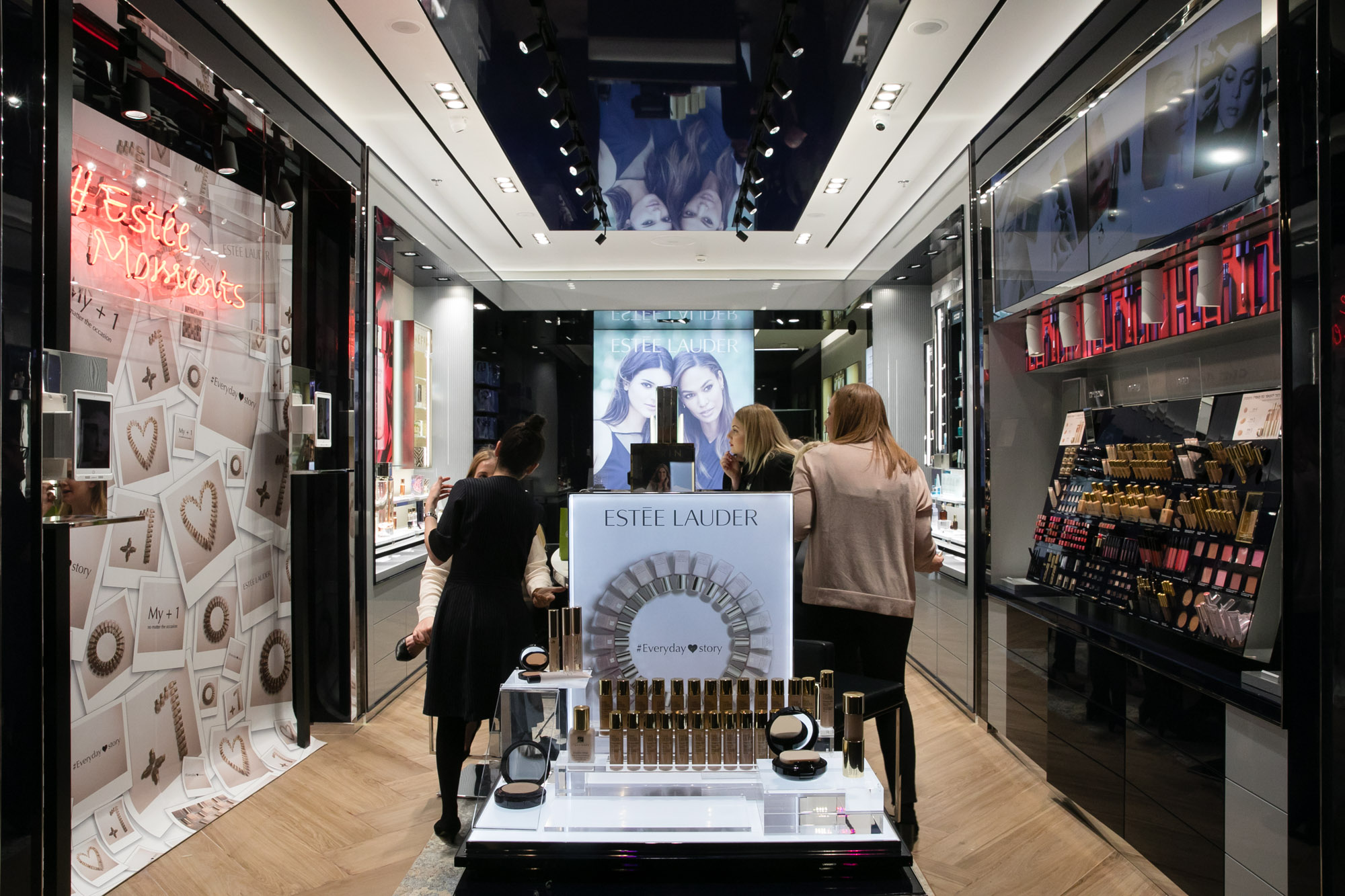 В Израиле прошло открытие первого фирменного бутика Estee Lauder: вечеринку посетили сотни знаменитостей