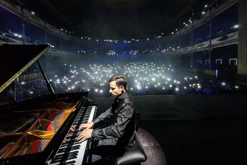 В Израиль приезжает звезда Интернета пианист-рекордсмен Петер Бенце
