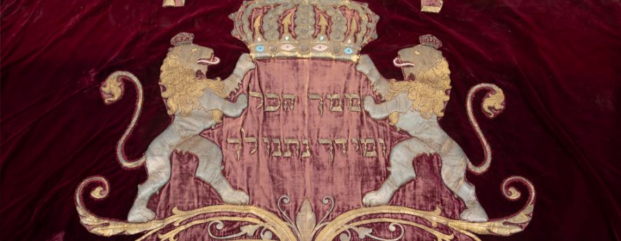 «Красной нитью…» – современное искусство встречается с коллекцией иудаики
