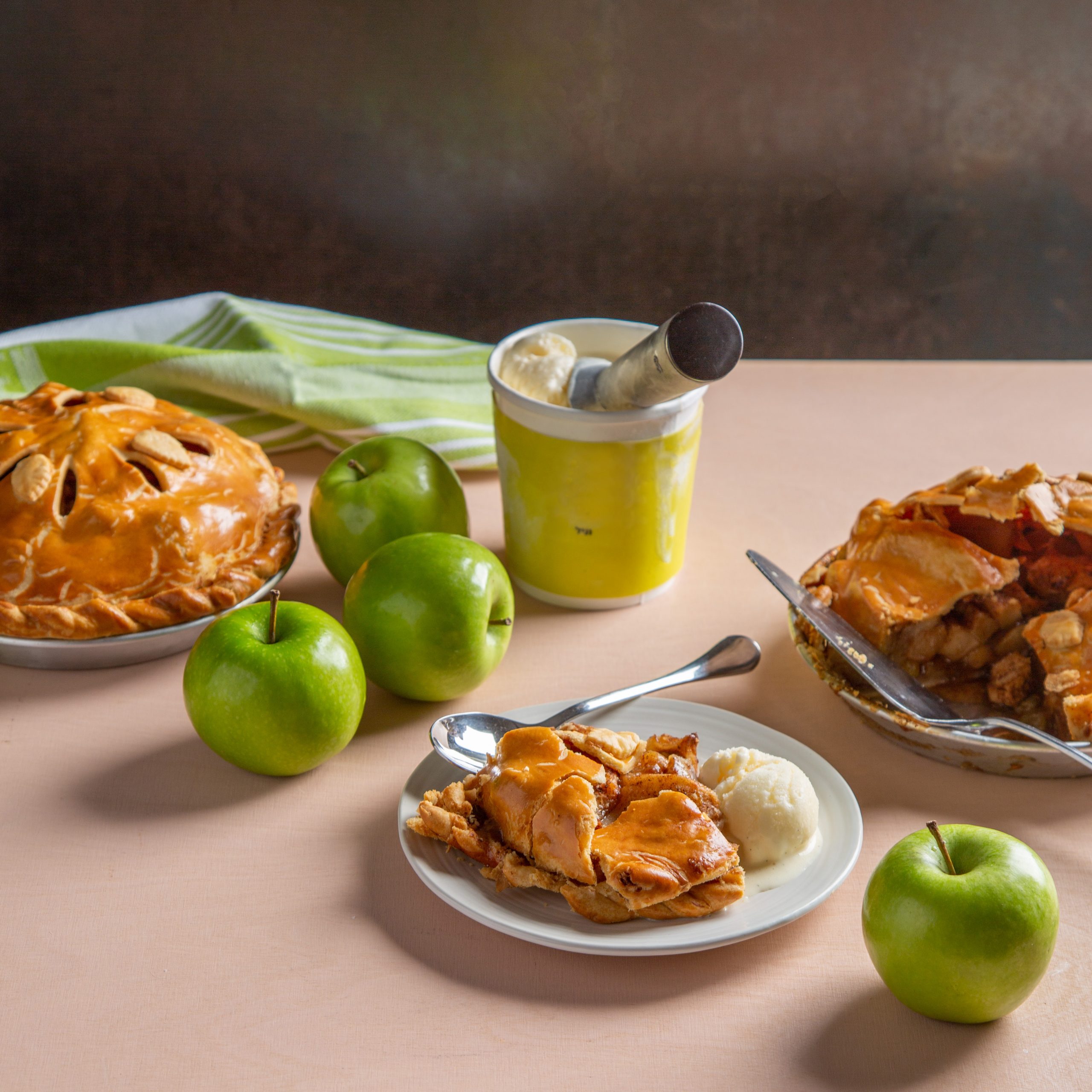 Мясной штрудель, черная икра и традиционный яблочный пирог к вашему праздничному столу